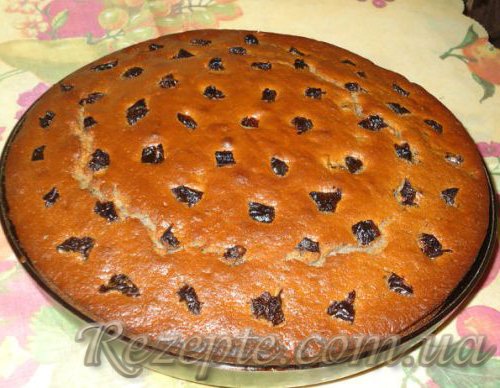 Черносмородиновый пирог с черносливом