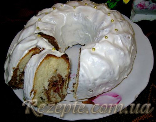 Мраморный кекс с брусникой в белой глазури