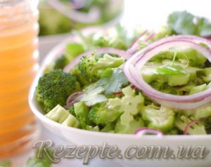 Салат из лука с капустой брокколи