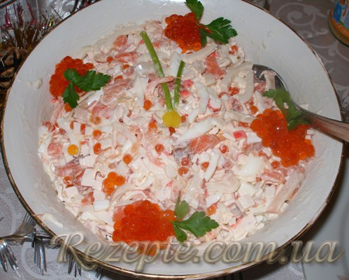 Салат «Царский» с кальмарами, креветками и красной икрой - рецепт с фото
