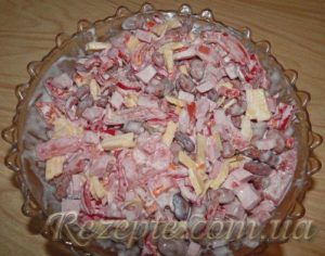 Салат с колбасой и красной фасолью