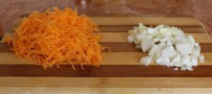 Нарезанные морковь и лук