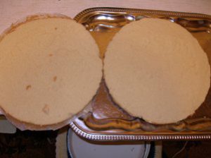 Бисквит разделить на две равные части.