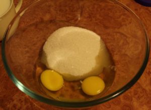 Яйца взбить с сахаром до бела.